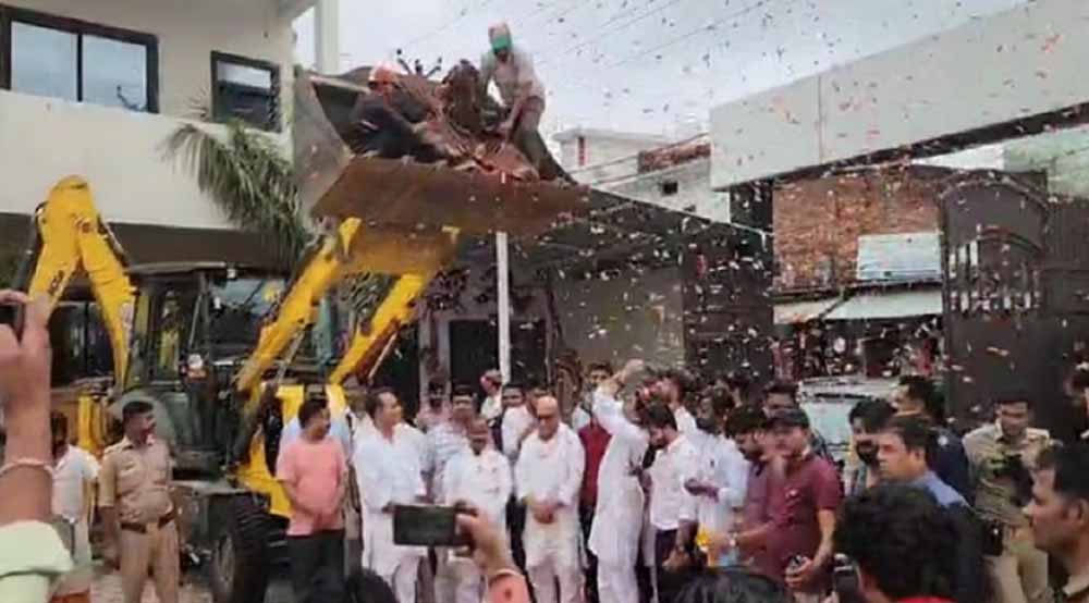 बुलडोजर दो तरह के एक मोहब्बत का तो दूसरा योगी सरकार का जो तोड़ने का काम करता है : कांग्रेस प्रदेश अध्यक्ष बुलडोजर दो तरह के एक मोहब्बत का तो दूसरा योगी सरकार का जो तोड़ने का काम करता है : कांग्रेस प्रदेश अध्यक्ष