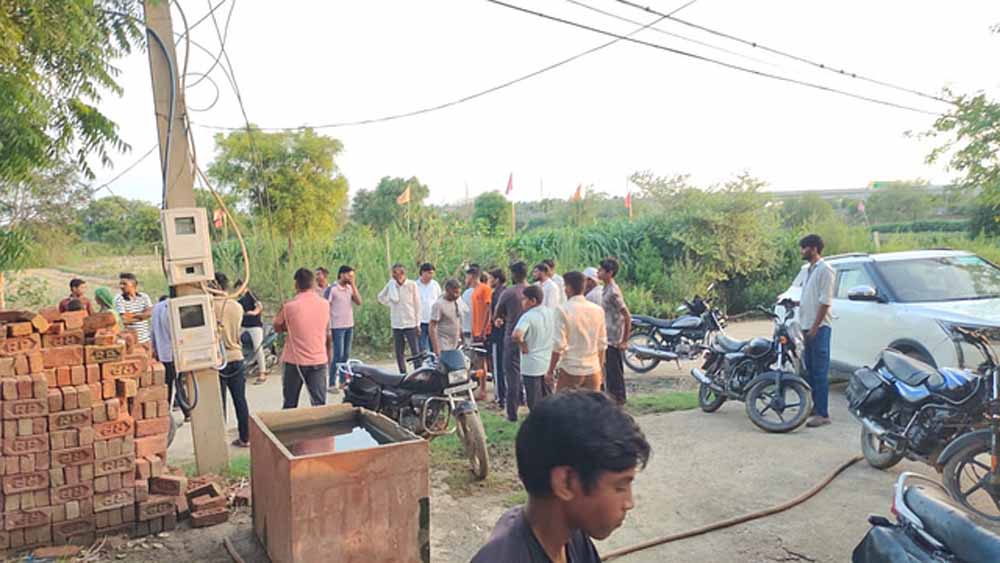 आगरा में मीटर लगाने पर भड़के ग्रामीण, दो दरोगा समेत 12 घायल