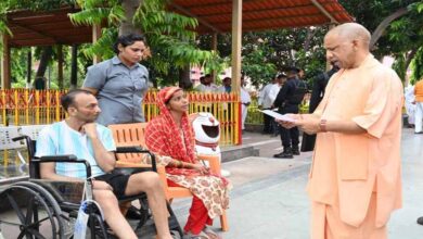 मुख्यमंत्री योगी गोरखनाथ मंदिर परिसर में आयोजित ‘जनता दर्शन’ में आए लोगों की सुनी समस्याएं