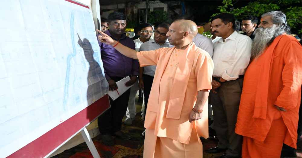 सीएम योगी निकले गोरखपुर की सड़कों पर,  निर्माण कार्यों का लिया जायजा