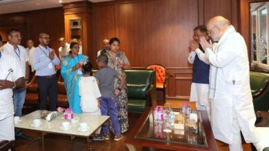 शहीद एएसपी आकाश राव गिरिपुंजे के परिजनों से केंद्रीय गृह मंत्री शाह ने की मुलाकात, श्रद्धांजलि की अर्पित शहीद एएसपी आकाश राव गिरिपुंजे के परिजनों से केंद्रीय गृह मंत्री शाह ने की मुलाकात, श्रद्धांजलि की अर्पित