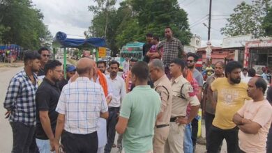 कटघोरा में शहरवासियों ने बिजली-पानी की समस्या से परेशान हो कर किया चक्काजाम