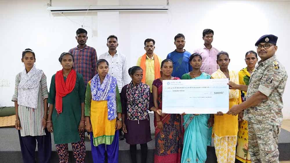 छत्तीसगढ़ में तेरह नक्सलियों ने आत्मसमर्पण किया छत्तीसगढ़ में तेरह नक्सलियों ने आत्मसमर्पण किया