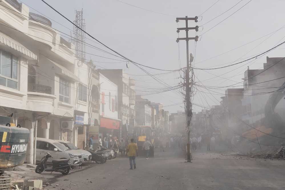 महाकाल मंदिर के पास अवैध निर्माण पर चला बुलडोज़र, बेगमबाग के सात मकानों को तोड़ा, स्टे हटते ही एक्शन