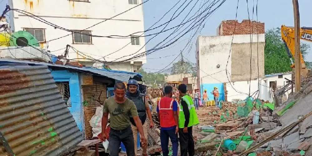 प्रशासन ने खंडवा में 137 घरों को तोड़ने का काम शुरू किया , इसमें 98 घरों को जमींदोज कर दिया गया