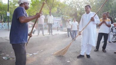 बिजली उपभोक्ताओं के घर पहुंचकर ऊर्जा मंत्री ने सुनी समस्याएं