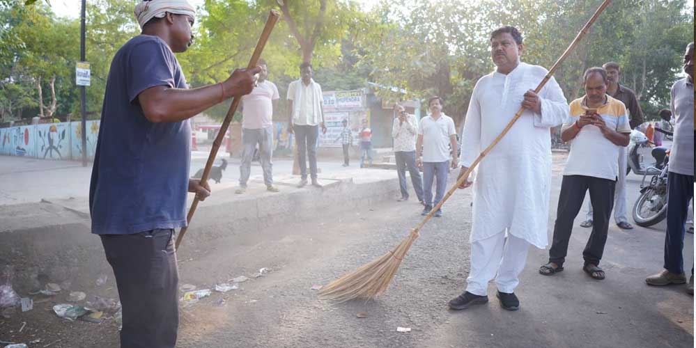 बिजली उपभोक्ताओं के घर पहुंचकर ऊर्जा मंत्री ने सुनी समस्याएं