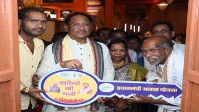 रायपुर : संतु चक्रेस को मिला सपनों का आशियाना, मुख्यमंत्री से पक्के मकान की चाबी पाकर भावुक हुए बुजुर्ग रायपुर : संतु चक्रेस को मिला सपनों का आशियाना, मुख्यमंत्री से पक्के मकान की चाबी पाकर भावुक हुए बुजुर्ग