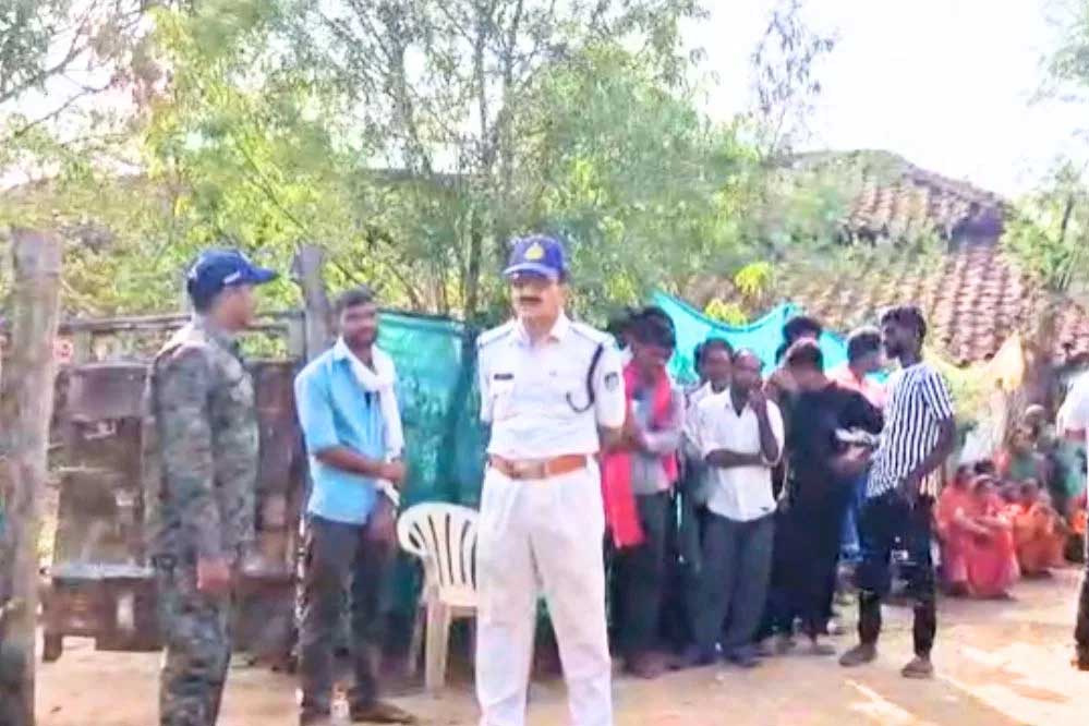 डिंडौरी में फंदे पर लटके मिले मां-बेटे और बेटी, रस्सियों से बंधे थे हाथ… तंत्र-मंत्र के ‘मायाजाल’ में क्या छिपा है मौत का रहस्य? डिंडौरी में फंदे पर लटके मिले मां-बेटे और बेटी, रस्सियों से बंधे थे हाथ… तंत्र-मंत्र के ‘मायाजाल’ में क्या छिपा है मौत का रहस्य?