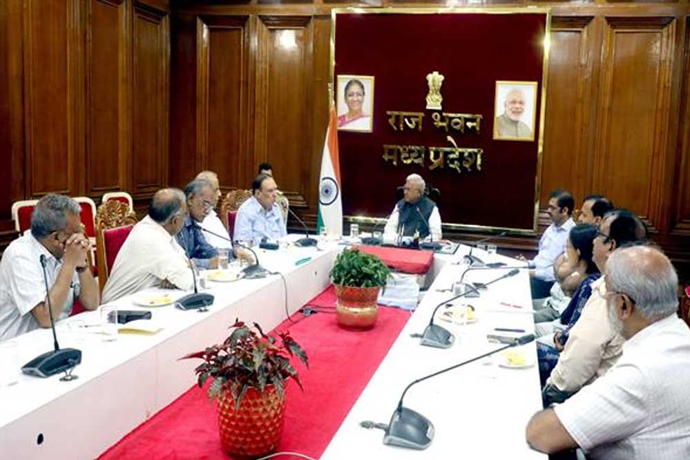 राज्यपाल पटेल से छत्तीसगढ़ में सिकल सेल के अनुभवी चिकित्सक की सौजन्य भेंट