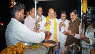 मुख्यमंत्री डॉ. यादव ने काफिला रोक कर शंकर चाट भंडार में पी चाय