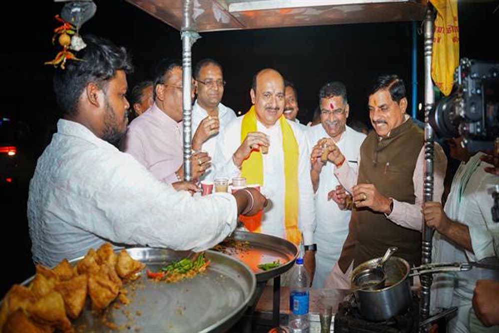 मुख्यमंत्री डॉ. यादव ने काफिला रोक कर शंकर चाट भंडार में पी चाय