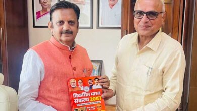 उप मुख्यमंत्री शुक्ल को सांसद डॉ. मिश्रा ने “विकसित भारत संकल्प-2047” पुस्तक भेंट की