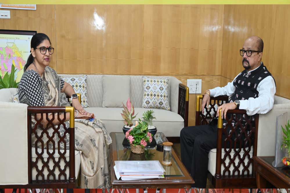 रायपुर : राज्यपाल  डेका से खाद्य नागरिक आपूर्ति विभाग के सचिव सुश्री कंगाले ने सौजन्य भेंट की