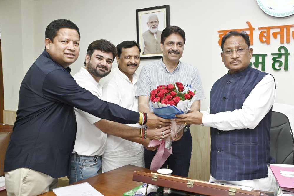 रायपुर : मुख्यमंत्री साय से छत्तीसगढ़ ओलम्पिक संघ के पदाधिकारियों ने की सौजन्य मुलाकात,ओलम्पिक दिवस आयोजन हेतु किया आमंत्रित