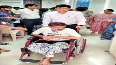 गुना कलेक्टर ने जीता दिल… दिव्यांग को नई व्हील चेयर पर बैठाकर भेजा, पेंशन भी शुरू कराई