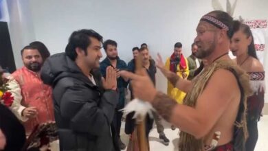 सात समुंदर पार न्यूजीलैंड में बाबा बागेश्वर के दीवाने हुए भक्त, शास्त्री का महिलाओं ने किया अनोखा स्वागत सात समुंदर पार न्यूजीलैंड में बाबा बागेश्वर के दीवाने हुए भक्त, शास्त्री का महिलाओं ने किया अनोखा स्वागत