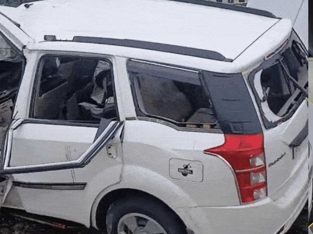 एक्सयूवी 500 डिवाइडर से टकराई, मां-बेटे समेत 4 की मौत, ड्राइवर को झपकी आई