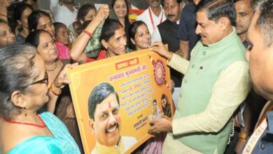 मुख्यमंत्री डॉ. यादव को ग्वालियर की लाड़ली बहनाओं ने सौंपा बधाई पत्र