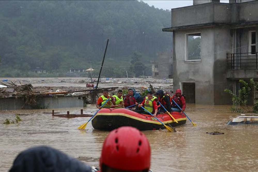 नॉर्थ-ईस्ट में मूसलाधार बारिश का कहर, बाढ़-लैंडस्लाइड से 32 लोगों की मौत नॉर्थ-ईस्ट में मूसलाधार बारिश का कहर, बाढ़-लैंडस्लाइड से 32 लोगों की मौत