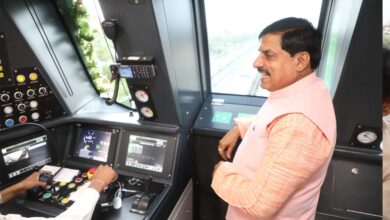 मुख्यमंत्री डॉ. यादव ने किया नव-उद्घाटित इंदौर मेट्रो ट्रेन का निरीक्षण