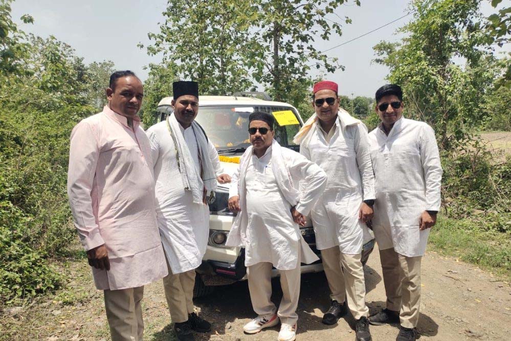 फतेहगढ़ घाट पर प्रशासन ने अवैध रेत उत्खनन पर बड़ी कार्रवाई, टीम ने 10 ट्रैक्टर-ट्रॉलियां कीं जब्त