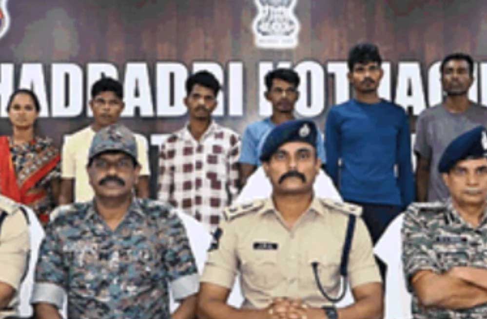 भद्रादी कोठागुडेम जिले में 12 माओवादियों ने किया समर्पण, 2025 में अब तक 294 सरेंडर