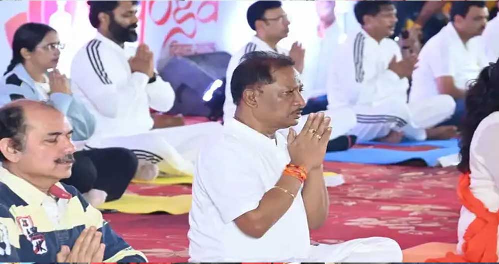 सीएम साय ने जशपुर में लगाया आसन, नेता और अधिकारियों ने भी किया योगा सीएम साय ने जशपुर में लगाया आसन, नेता और अधिकारियों ने भी किया योगा