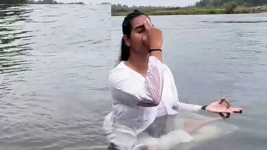 योग एक्सपर्ट श्वेता ने किया एक्वा योग, बताया सामान्य और पानी में योगाभ्यास में क्या अंतर