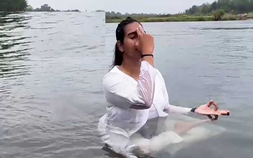 योग एक्सपर्ट श्वेता ने किया एक्वा योग, बताया सामान्य और पानी में योगाभ्यास में क्या अंतर