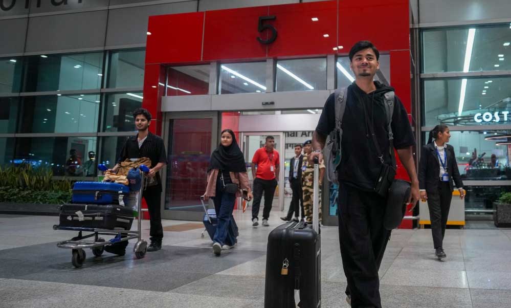 ईरान नहीं भूला यारी, भारत के लिए खोला एयरस्पेस, 1000 नागरिक पहुंच रहे दिल्ली ईरान नहीं भूला यारी, भारत के लिए खोला एयरस्पेस, 1000 नागरिक पहुंच रहे दिल्ली