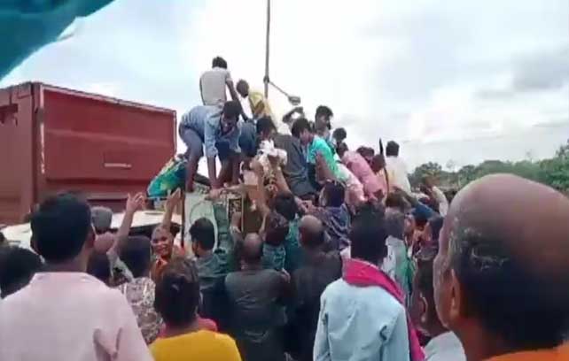 बेमेतरा में  मुर्गियों से भरा वाहन पलटा, घायल ड्राइवर को बचाना छोड़ मुर्गियां लूटकर भगने लगे लोग