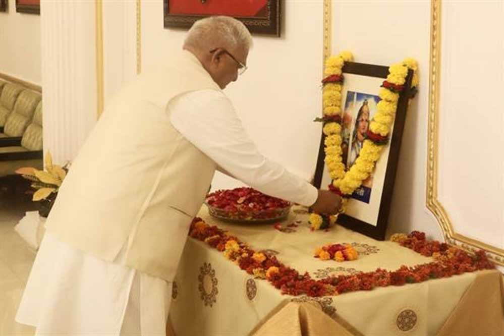 वीरांगना रानी दुर्गावती के बलिदान दिवस पर राज्यपाल पटेल ने माल्यार्पण कर नमन किया