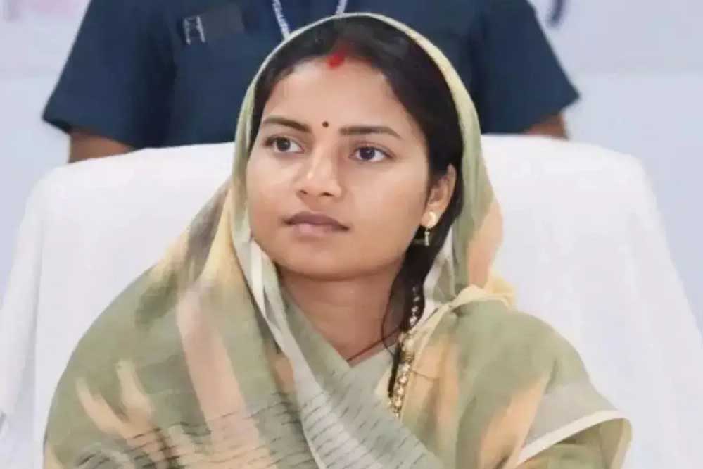 रायपुर : मंत्री श्रीमती लक्ष्मी राजवाड़े की पहल पर सूरजपुर में होंगे पुल और सड़क निर्माण, स्वीकृत हुए लगभग 48.72 करोड़ रुपए