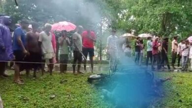 बालाघाट जिले में मार्ग पर चलती बाइक में विद्युत करंट लगने से एक ही परिवार के तीन लोग जिंदा जल गए बालाघाट जिले में मार्ग पर चलती बाइक में विद्युत करंट लगने से एक ही परिवार के तीन लोग जिंदा जल गए