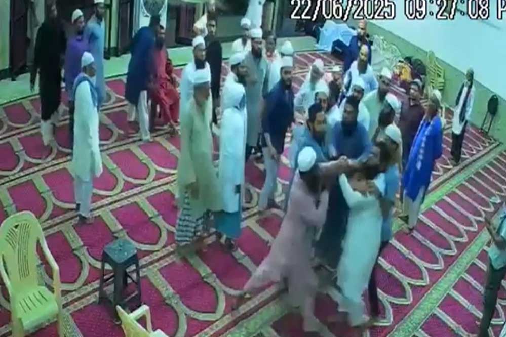 कोरबा की जामा मस्जिद में सामाजिक बैठक के दौरान दो पक्षों में विवाद कोरबा की जामा मस्जिद में सामाजिक बैठक के दौरान दो पक्षों में विवाद