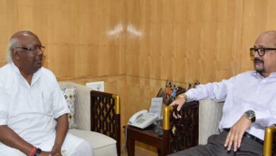 रायपुर : राज्यपाल श्री डेका से सरगुजा सांसद ने सौजन्य भेंट की रायपुर : राज्यपाल श्री डेका से सरगुजा सांसद ने सौजन्य भेंट की