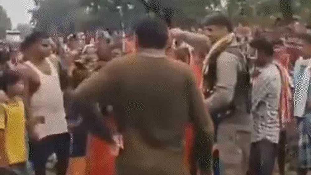 नक्सली हिड़मा के गांव में CRPF के जवान बने दुल्हन के भाई, नेग दिया फिर बेटी और ग्रामीणों के साथ थिरकाए कदम