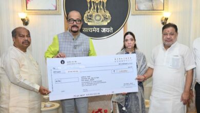 राज्यपाल डेका ने पहलगाम आतंकी हमले में जान गंवाने वाले स्वर्गीय अग्रवाल के परिजनों को दी 2 लाख रूपये की सहायता राशि राज्यपाल डेका ने पहलगाम आतंकी हमले में जान गंवाने वाले स्वर्गीय अग्रवाल के परिजनों को दी 2 लाख रूपये की सहायता राशि