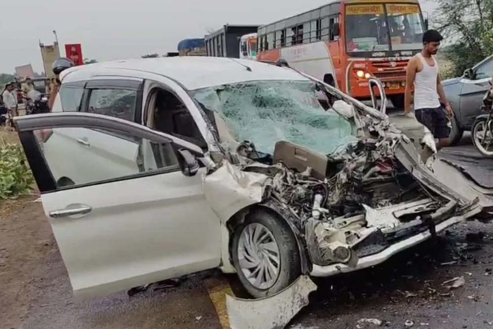 UP के बाराबंकी में भीषण सड़क हादसा, ट्रक और अर्टिगा गाड़ी में आमने-सामने की टक्कर, 4 लोगों की मौत