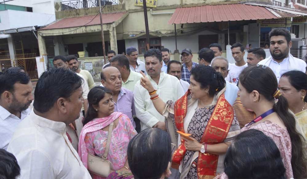 लापरवाह अधिकारीयों पर होगी सख्त कार्यवाही: राज्यमंत्री श्रीमती गौर