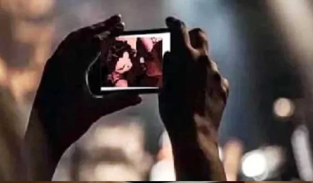 पत्नी का नहाते हुए पति ने बनाया वीडियो, फिर खुद ही कर दिया वायरल