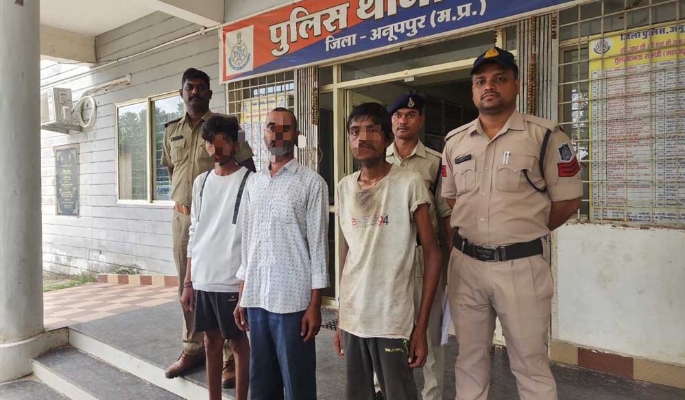 रात्री गश्त मे लंबे समय से फरार चल रहे 02 स्थाई गिरफ्तारी वारंट एवं 04 गिरफ्तारी वारंट के वारंटियों की किया गिरफ्तार