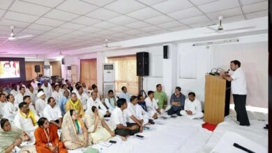 राहुल गांधी ने पीसीसी कार्यालय में विधायक दल की बैठक में कई विधायक नदारद नजर आए राहुल गांधी ने पीसीसी कार्यालय में विधायक दल की बैठक में कई विधायक नदारद नजर आए