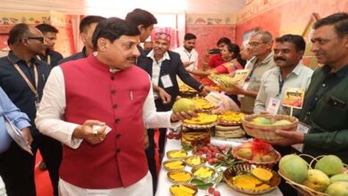 मुख्यमंत्री डॉ. यादव ने बॉम्बे ग्रीन और मणि प्रभा किस्म का स्वाद चख कर आम महोत्सव का किया शुभारंभ