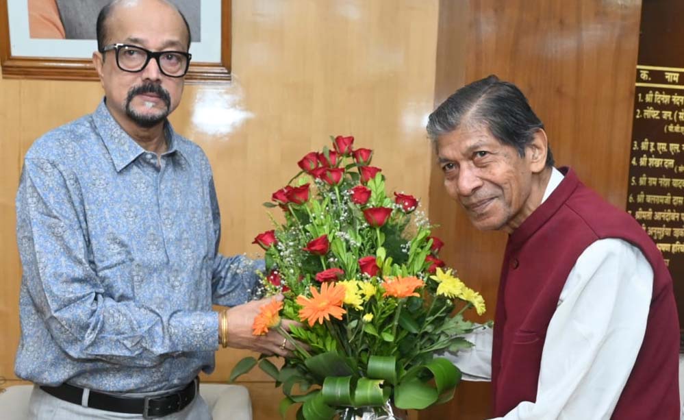 रायपुर : राज्यपाल श्री डेका से पूर्व मंत्री श्री कंवर ने की सौजन्य भेंट रायपुर : राज्यपाल श्री डेका से पूर्व मंत्री श्री कंवर ने की सौजन्य भेंट