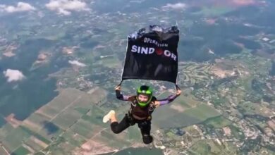 प्रयागराज की अनामिका ने ‘ऑपरेशन सिंदूर’ का झंडा लेकर 12 हजार फीट से लगाई छलांग