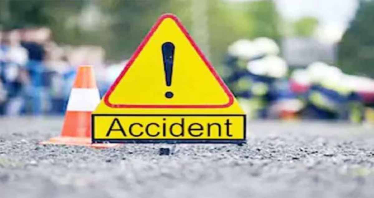 बाराबंकी में हुए एक भीषण सड़क हादसे में चार लोगों की मौत बाराबंकी में हुए एक भीषण सड़क हादसे में चार लोगों की मौत