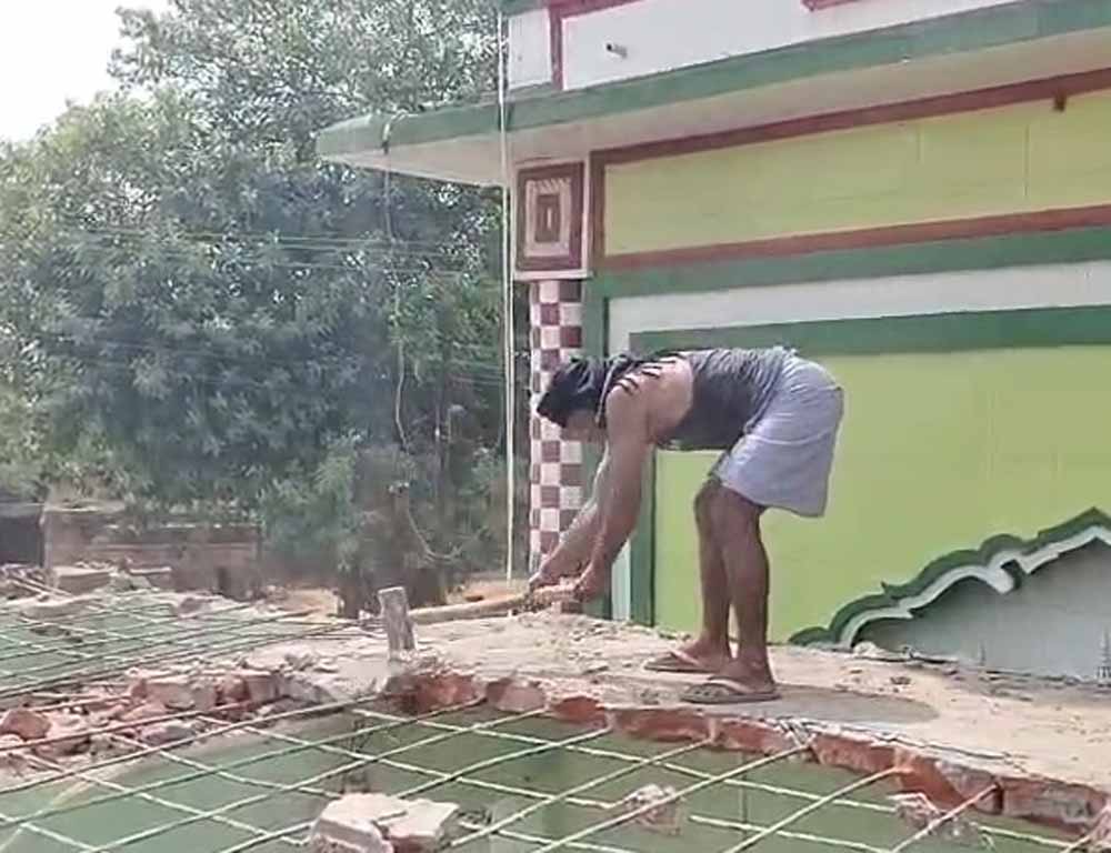 उत्तर प्रदेश में अवैध मस्जिद, और दरगाहों पर एक्शन जारी, सड़क पर बनी अवैध मस्जिद चला योगी का बुलडोजर