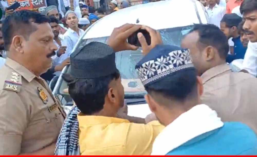 यूपी के चंदौली शहर में बकरीद पर माहौल खराब करने की कोशिश, नमाजी की कार का शीशा तोड़ने पर हंगामा